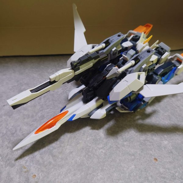 何だかんだ2年以上改造している可変機盆栽の様にコツコツと改造中前回からの変更点は…腕部追加装甲、ビームサーベルの変更太股にあるナイフの鞘を変更肩可動部をガンダムフレームの足の付根に変更これにより、MS形態時にすこしマッシブになった感じになりつつ、可動域が大幅アップ！さらに可変した後の腕の位置が変更され、MA形態時のシルエットが安定しつつ、変形が少し簡素化されました塗装もしたいけど、今はコツコツ改造が楽しすぎてやめられませんw&nbsp;（4枚目）