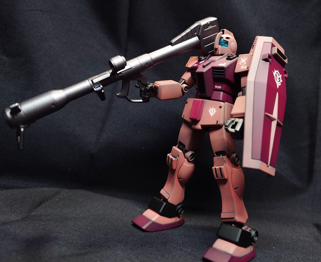 頭部以外の合わせ目消しをした後に少しパーツを足してディテールアップをしています。胸部はAMBAC目的で小さなスラスターを追加しています。シールドはジークアクスでお馴染みとなった尊厳破壊エンブレムとしています。