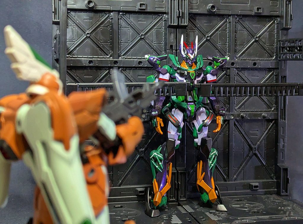 「ならばこの機体、起動する前に俺が破壊する。お前はそいつを持って、さっさと撤退しろ」（ジフレド起動音）