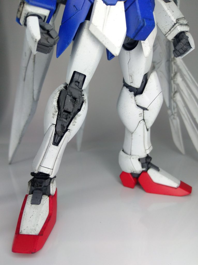 右ひざはフレームを一部残してプラ板とジャンクパーツでデコったあとヒートペンで傷を入れました。くるぶし部も同じような処理をしています。