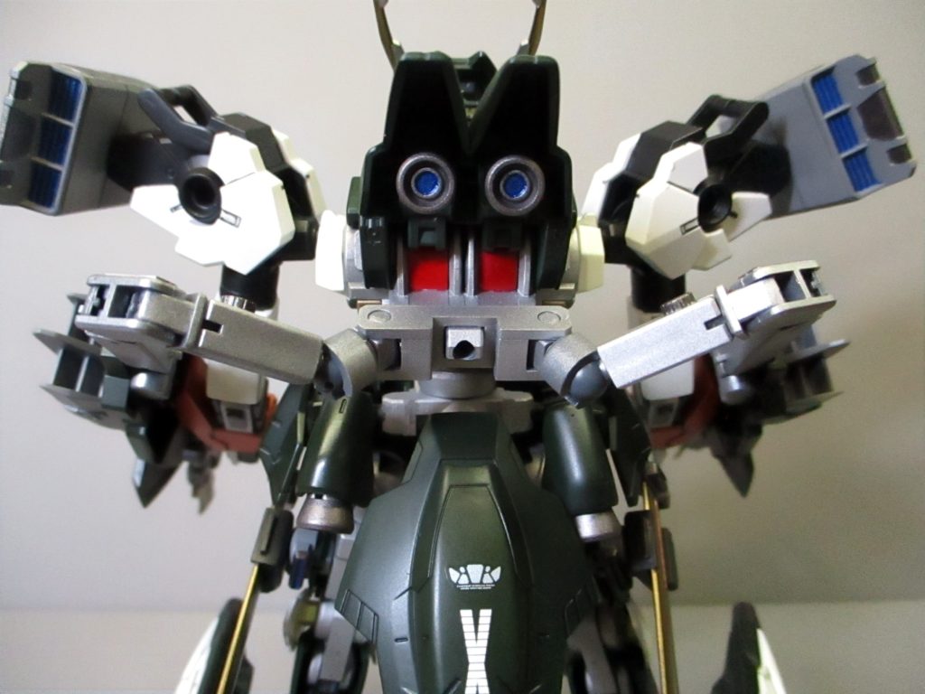 背中から。シールドブースターはサブアームで背中に接続されていて、腕部に装着した状態でも接続したまま、腕力を底上げします。２基のエイハヴリアクターのうち１基は通常通り全身の駆動に使用し、もう１基はこのサブアームとシールドブースターの出力に全振りすることで、攻撃力を超強化するという設定。グレイズフレームの時点で、パワー以外はガンダムフレームより優秀という話があったので、なら攻撃力だけ強化すればＭＡにも対抗できるんじゃないかと思って作りました。以上、レギンレイズジュリア改造機でした。フルスクラッチ作品の息抜きに改造してたら、引っ越しとかあってすごい久しぶりの投稿になってしまいました。&nbsp;