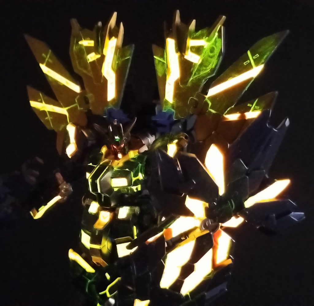 10) アクシズ断片をくまなく捜索する最中、残留思念を検知したサイコ・プローブが何度か発光するシーンがあった。しかし、脱出ポッドを射出して抜け殻となったサザビーの残骸は発見するも、アムロはおろかハイニューガンダムの残骸の一部さえ見つけることはできなかった。3日に及ぶ捜索ミッションで2人の感応受信役の疲労も限界に達したため、ブライトはこの隠密捜索ミッションを終了せざるを得ず、不本意ながらアムロは戦没者登録されることとなった。