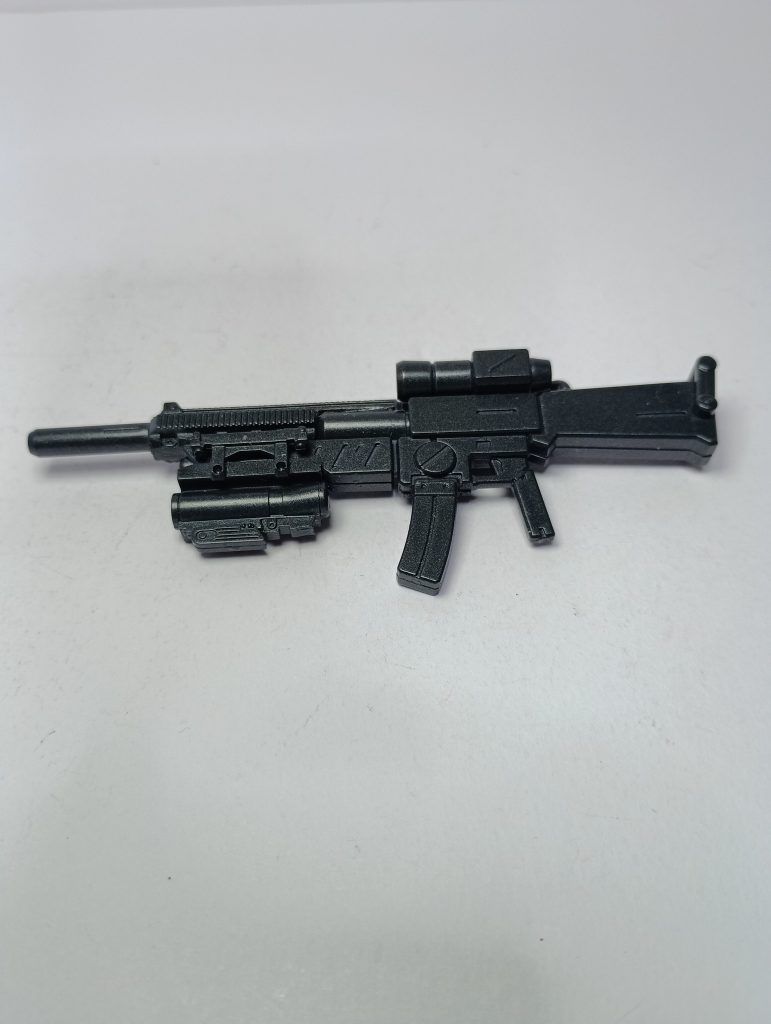 ビームライフルは別キットを使って、ピカティニー・レール、グレネードランチャーの追加。マガジンの変更を行っています。