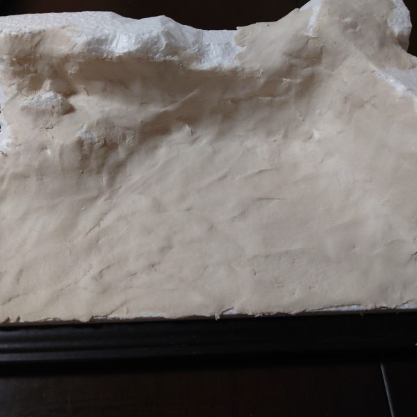 キャンディー塗装から一転して、初挑戦その2はガンダムEXのジオラマ作成に挑戦します。老眼もあるので、なるべく1/100スケールが良いんですが、今年元旦に某ショップでガンダムくじなる物に挑戦し、当たったガンダムEXです😁始めは、「なんだ、この気持ち悪いガンダムは…😨」って印象でしたが、YouTube等で短編を見てからの印象が変わり、「このジオンの敵、いいじゃん、悪者ガンダム作ろう😁」に心境が変わりました。どんな作品になるかな〜と楽しみながらの作成です。ガンダムEXに登場するザクが購入出来ず、子供に破壊された旧キットのザクを今回は使用します。ガンダムEXはセールカラーでトーンダウンまで塗装済。YouTubeでジオラマ制作動画を見て、こんな感じにしてみました。後はザク、ガンダムをウェザリング等を行って配置するだけ😁なるべく悪いガンダムになるように配置していきたいと思ってます。 (5枚目)