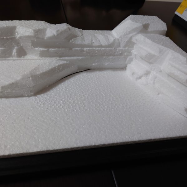 キャンディー塗装から一転して、初挑戦その2はガンダムEXのジオラマ作成に挑戦します。老眼もあるので、なるべく1/100スケールが良いんですが、今年元旦に某ショップでガンダムくじなる物に挑戦し、当たったガンダムEXです😁始めは、「なんだ、この気持ち悪いガンダムは…😨」って印象でしたが、YouTube等で短編を見てからの印象が変わり、「このジオンの敵、いいじゃん、悪者ガンダム作ろう😁」に心境が変わりました。どんな作品になるかな〜と楽しみながらの作成です。ガンダムEXに登場するザクが購入出来ず、子供に破壊された旧キットのザクを今回は使用します。ガンダムEXはセールカラーでトーンダウンまで塗装済。YouTubeでジオラマ制作動画を見て、こんな感じにしてみました。後はザク、ガンダムをウェザリング等を行って配置するだけ😁なるべく悪いガンダムになるように配置していきたいと思ってます。 (4枚目)