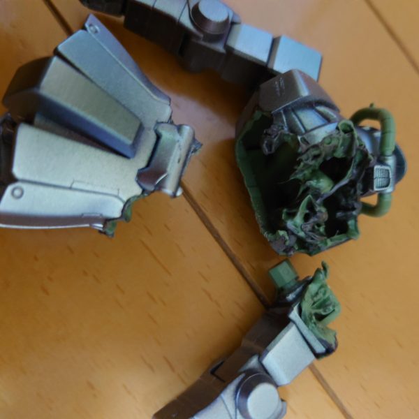 キャンディー塗装から一転して、初挑戦その2はガンダムEXのジオラマ作成に挑戦します。老眼もあるので、なるべく1/100スケールが良いんですが、今年元旦に某ショップでガンダムくじなる物に挑戦し、当たったガンダムEXです😁始めは、「なんだ、この気持ち悪いガンダムは…😨」って印象でしたが、YouTube等で短編を見てからの印象が変わり、「このジオンの敵、いいじゃん、悪者ガンダム作ろう😁」に心境が変わりました。どんな作品になるかな〜と楽しみながらの作成です。ガンダムEXに登場するザクが購入出来ず、子供に破壊された旧キットのザクを今回は使用します。ガンダムEXはセールカラーでトーンダウンまで塗装済。YouTubeでジオラマ制作動画を見て、こんな感じにしてみました。後はザク、ガンダムをウェザリング等を行って配置するだけ😁なるべく悪いガンダムになるように配置していきたいと思ってます。 (2枚目)