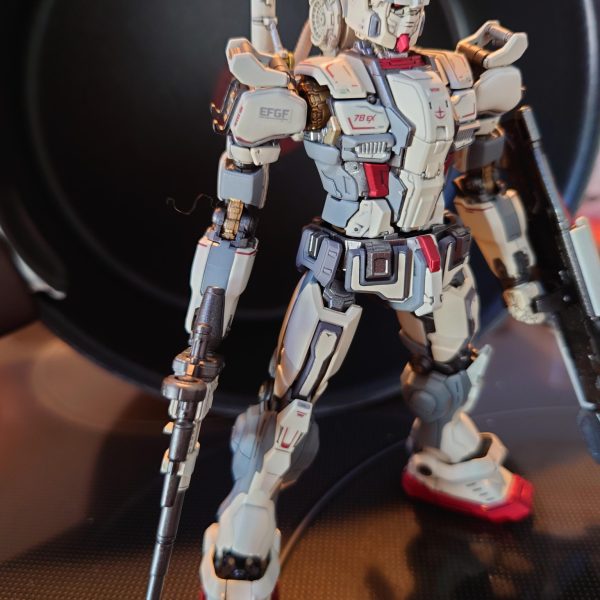 キャンディー塗装から一転して、初挑戦その2はガンダムEXのジオラマ作成に挑戦します。老眼もあるので、なるべく1/100スケールが良いんですが、今年元旦に某ショップでガンダムくじなる物に挑戦し、当たったガンダムEXです😁始めは、「なんだ、この気持ち悪いガンダムは…😨」って印象でしたが、YouTube等で短編を見てからの印象が変わり、「このジオンの敵、いいじゃん、悪者ガンダム作ろう😁」に心境が変わりました。どんな作品になるかな〜と楽しみながらの作成です。ガンダムEXに登場するザクが購入出来ず、子供に破壊された旧キットのザクを今回は使用します。ガンダムEXはセールカラーでトーンダウンまで塗装済。YouTubeでジオラマ制作動画を見て、こんな感じにしてみました。後はザク、ガンダムをウェザリング等を行って配置するだけ😁なるべく悪いガンダムになるように配置していきたいと思ってます。 (3枚目)