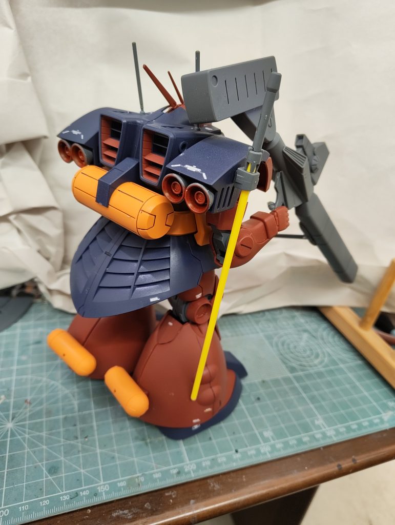 推進力高そうな後姿。スカートのスリットが良い感じ。