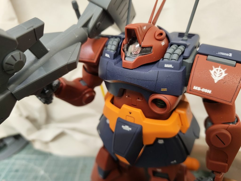 モノアイも可動。でっかいビームキャノンもしっかり保持出来ます。