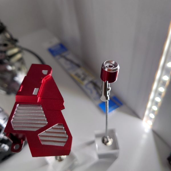 一応、３色塗り分けして、半身だけ仮組みしてみました！スペシャルコーティングとは…ちょっと色味が違いますが😅今の全力です！ファンネル・足裏も調子に乗って塗り分けしてみました✨頭部とシールドは結構お気に入りの赤になりました😊（2枚目）