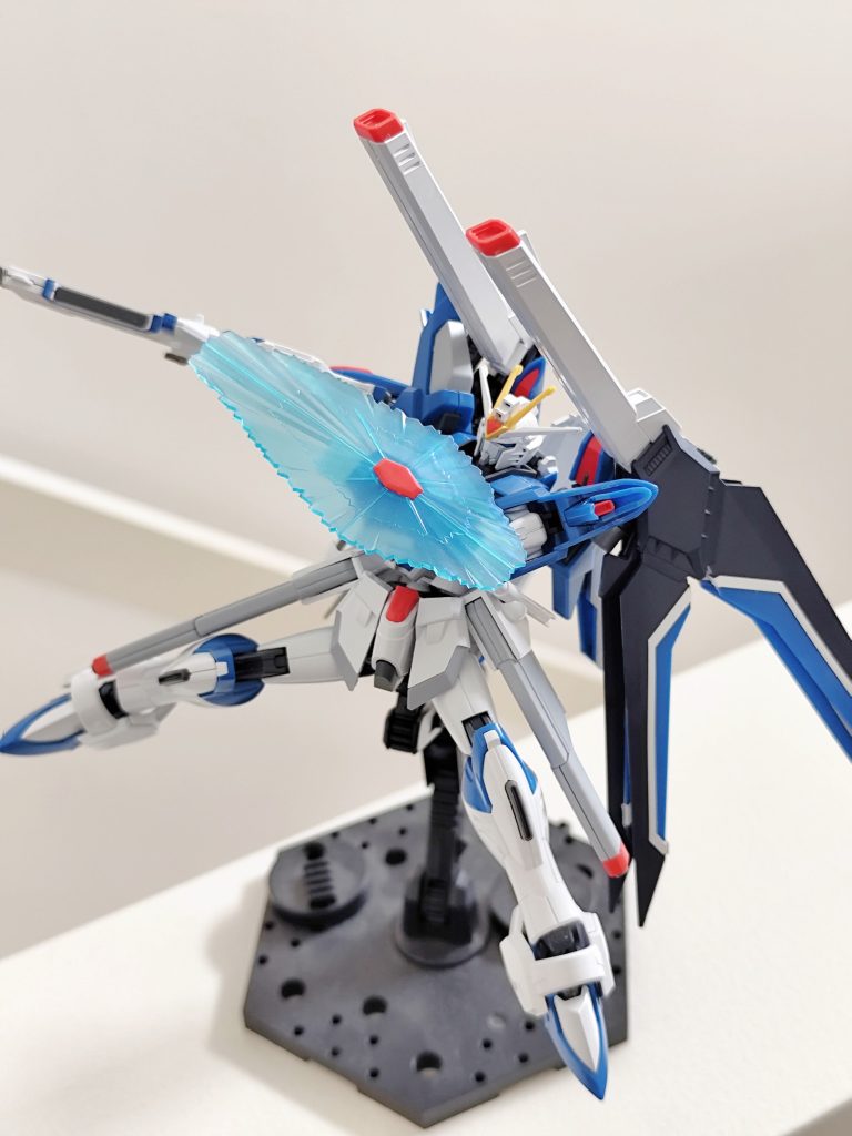 ウイングに収納されているインパルス砲はハイマットモードじゃなくても稼働します。また、フラッシュエッジとは別にビームシールドも付属しており、これはとても色合いが綺麗なクリアパーツです。ただの透明ではなく、少し乳白色っぽい表現も加わっていてきれいです。