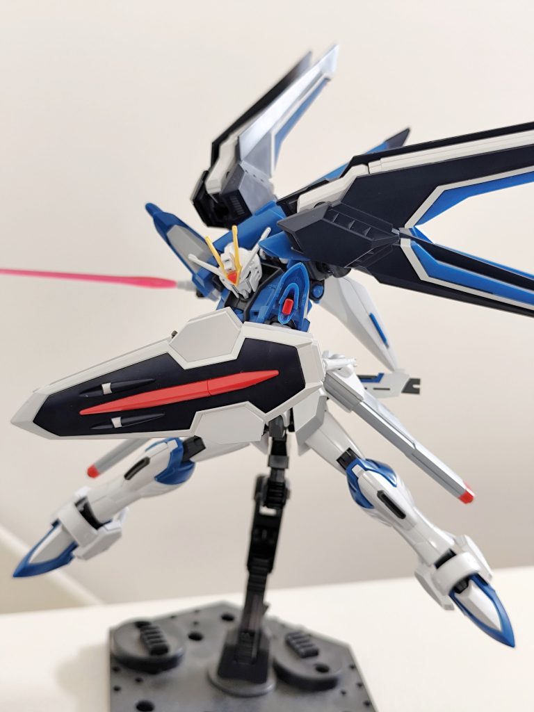 物理盾であるフラッシュエッジG3はかなり大きめです。個人的にはこれくらい大きいほうがいかにも盾らしくて好きです笑