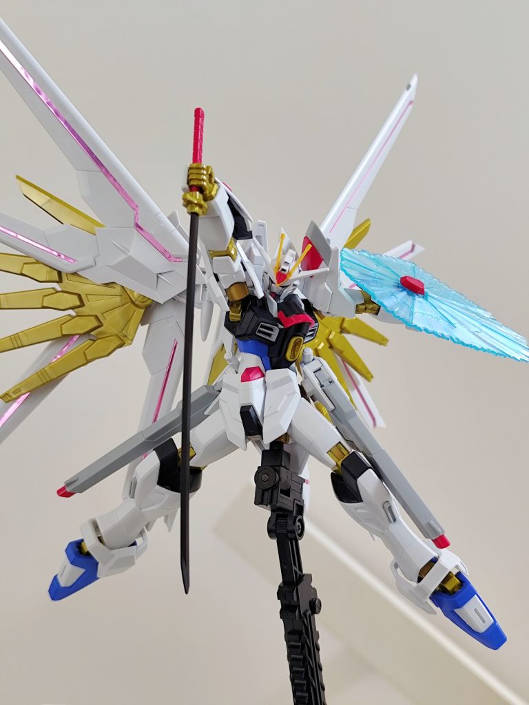 最近のHGらしく、派手なポージングがしっかり決まる稼働です。また、保持力もかなり高いです。