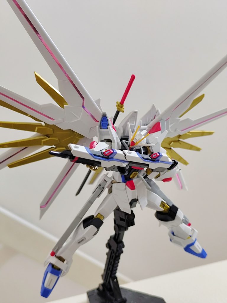 このライフル構えポーズも、今までのガンプラではイマイチカッコよく決まらない印象だったんですが、このキッドの腕の稼働域の広さのおかげでかなりカッコよくバシッと決まりました