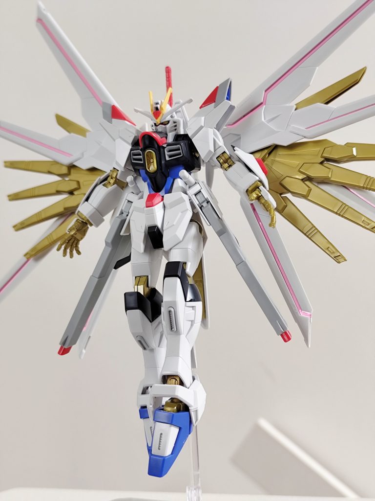 以上。マイティーストライクフリーダムでした。久しぶりに投稿してみました。素組みとシールだけで出来を確かめたいという方のお力になれればと思います。ポージング頑張りながら、皆様の反応良ければ少しずつ再開しようかと思います笑