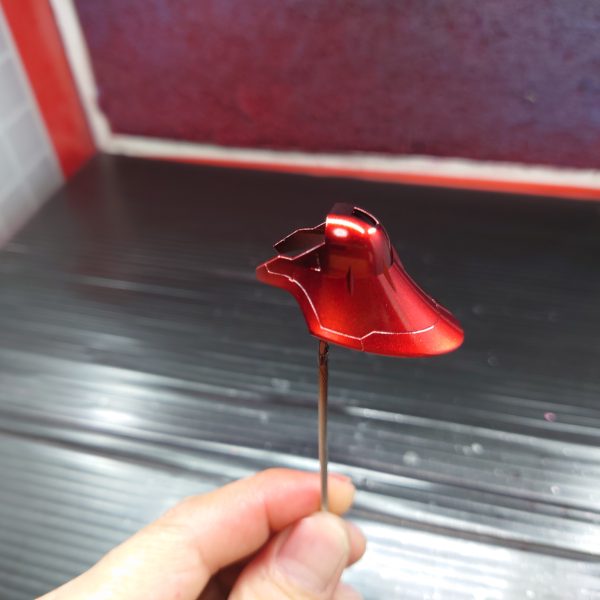 一応、３色塗り分けして、半身だけ仮組みしてみました！スペシャルコーティングとは…ちょっと色味が違いますが😅今の全力です！ファンネル・足裏も調子に乗って塗り分けしてみました✨頭部とシールドは結構お気に入りの赤になりました😊（3枚目）
