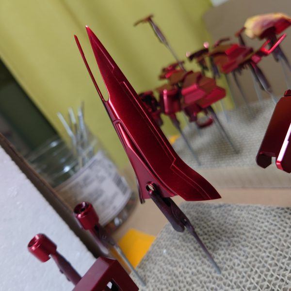 一応、３色塗り分けして、半身だけ仮組みしてみました！スペシャルコーティングとは…ちょっと色味が違いますが😅今の全力です！ファンネル・足裏も調子に乗って塗り分けしてみました✨頭部とシールドは結構お気に入りの赤になりました😊（4枚目）