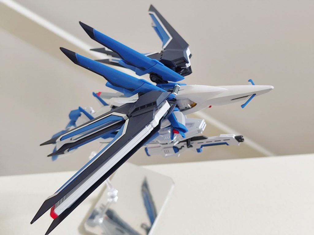 また、MA形態にも変形できます。変形自体はとても簡単で、まとまりも良いです。このキッドで疑問が湧いたのですが、この下のシールドは本体とどうやってくっついてるんでしょうね笑