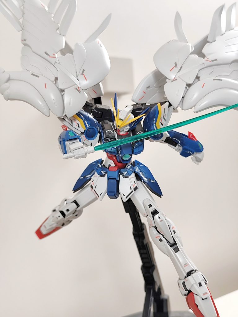ビームサーベル装備です。ウイングゼロのキットはいつもですが、やはり翼が綺麗ですね。翼のボリュームがスゴいですが、保持力は強いです。