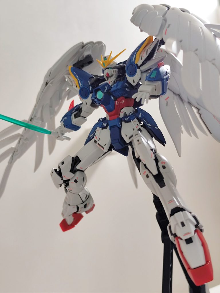 ちょっと見にくいですが、肩のマシンキャノンもしっかり開閉します。デカールも相まって、足の作りがとてもカッコいいですね。