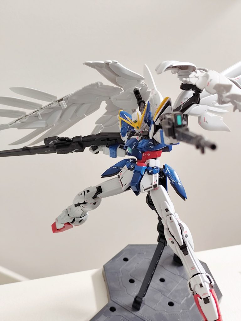 ツインバスターライフル装備です。バスターライフルはそれぞれ、指だけではなく、腕に固定するギミックがあるので、かなり安定して持たせることができます。ポージングもバシッと決まりますね。