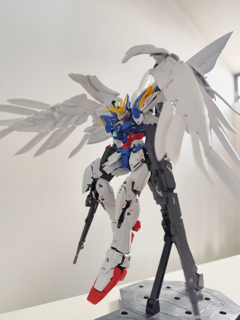 以上。ウイングガンダムゼロEW ver.kaでした。ウイングゼロは世代的に一番好きなガンダムです。今回のキットはウイングゼロの完成版と言っても過言ではない素晴らしい出来栄えです。こんなカッコいいウイングゼロのプラモに出会えて、生きてて良かったと思うレベルです笑ぜひ、ウイングゼロファンの方はご購入を！