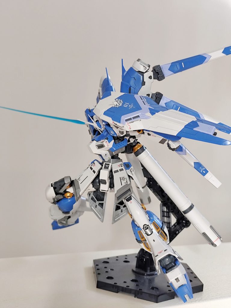 圧倒的なボリュームとモールドで有名なハイニューガンダムのRGです。これだけの色分け、可動を両立できていることが驚きのキットです