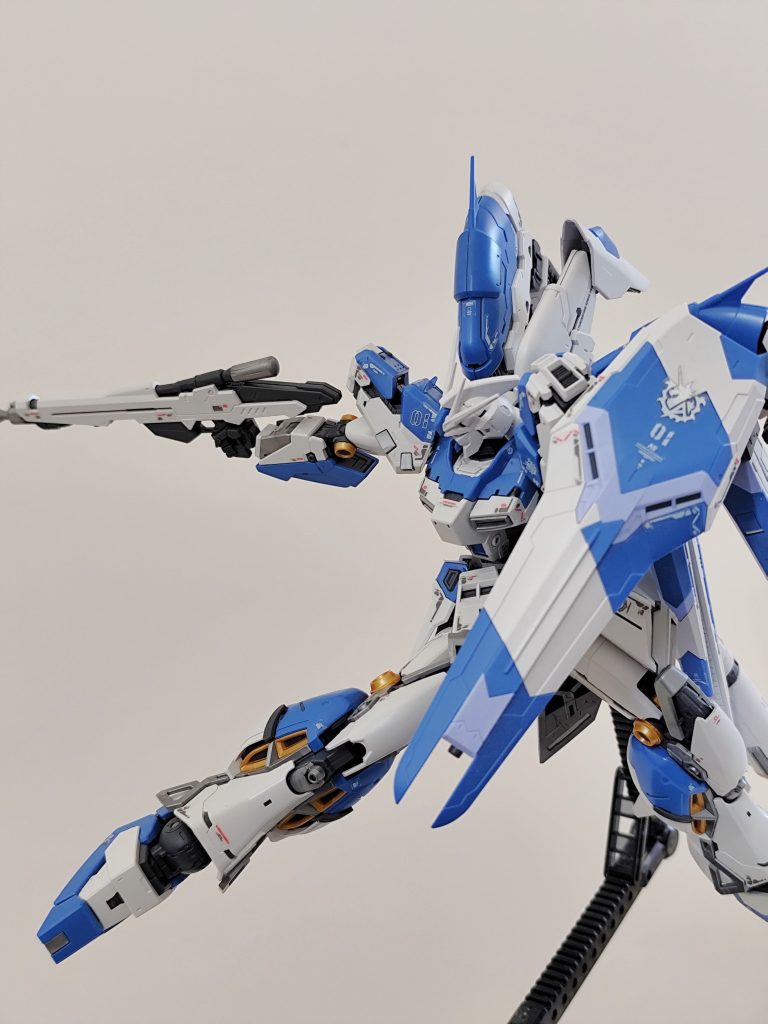 ビームライフル構えポーズ。今回はアムロっぽい変態撃ちをイメージしてみました笑