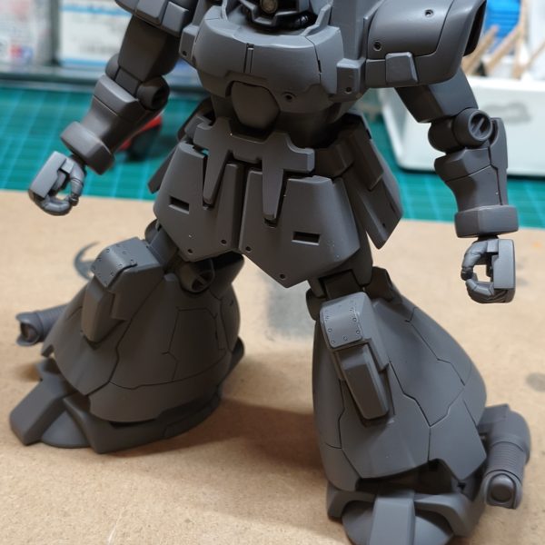 なかなか時間が取れずゆっくり作業中。モノアイ部分は顔の十字をくり抜いて、ボールジョイントとHアイズで作製しました。もう少しディテール追加しようかと、とりあえずサフ吹いて考え中です。（4枚目）