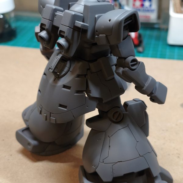 なかなか時間が取れずゆっくり作業中。モノアイ部分は顔の十字をくり抜いて、ボールジョイントとHアイズで作製しました。もう少しディテール追加しようかと、とりあえずサフ吹いて考え中です。（2枚目）