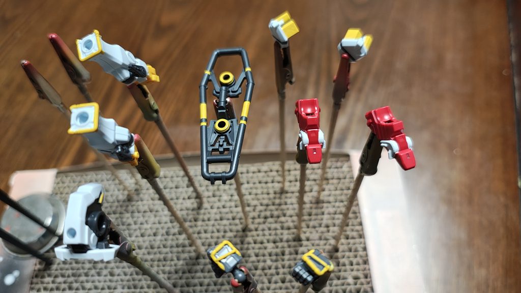 筆を濡らして塗り塗り塗りと3度塗り水性なのでよく乾燥させます直塗りですが、なかなか隠蔽力ありますね