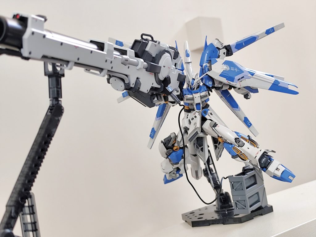 プレミアムバンダイ限定販売のハイメガバズーカランチャーまで装備させると、とんでもない迫力です。バズーカだけでハイニューよりも大きいです笑