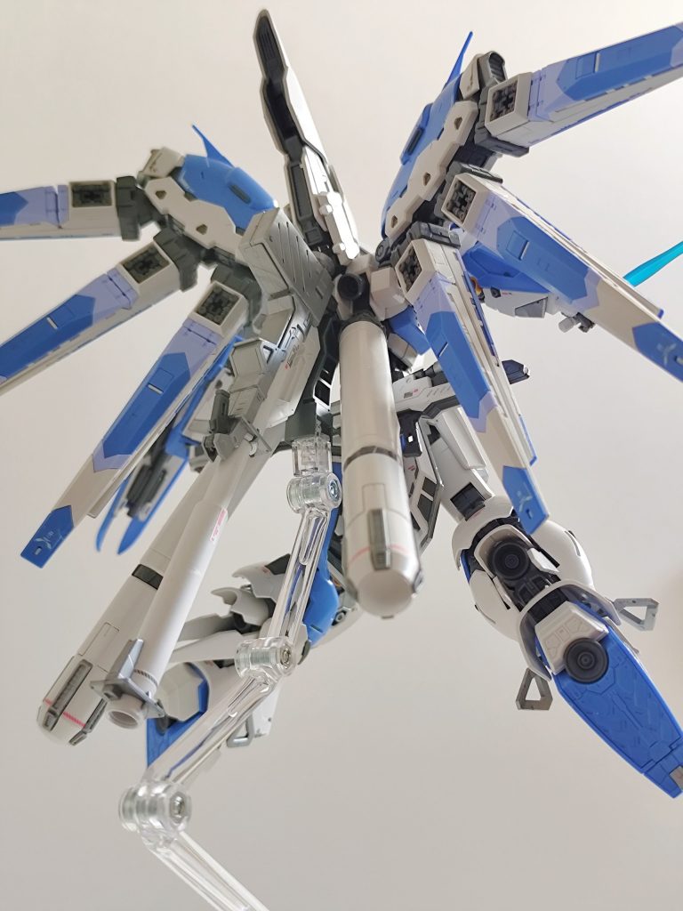 RGハイニューは背中もスゴい迫力です。ライフル、バズーカをマウントさせてますが足の展開ギミックと合わさって情報量が段違いですね