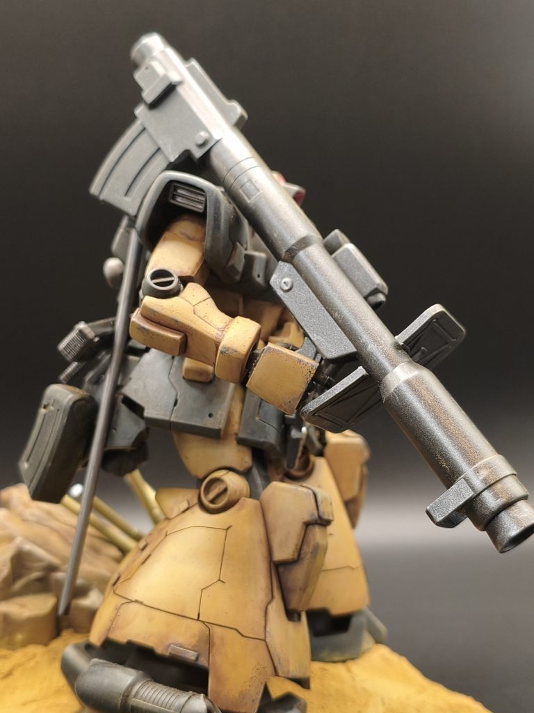 ドムといえばのジャイアントバス。武器、弾薬等と本体の装甲は質感が違って見える様に塗り分けました。気になっていた肩口の隙間はスリットで埋めました。