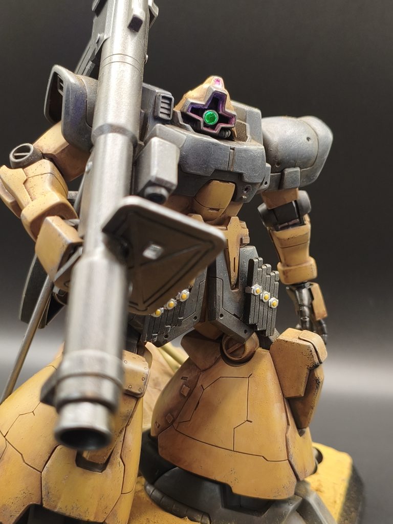 モノアイは十字バイザーをくり抜いてHアイズに置換え、シルバーの下地に蛍光グリーン、クリアグリーンでレンズっぽく。ブラックライトで光ります。