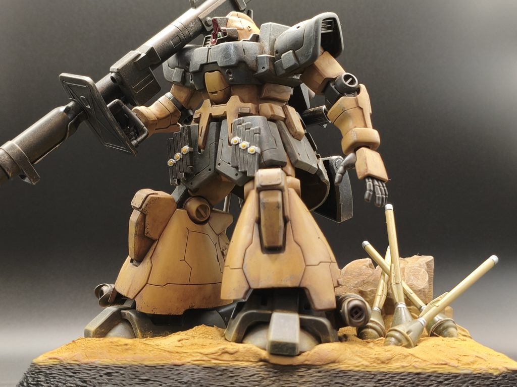 正面から。色んな所にディテール追加やら施したんですけど、そんな事忘れるほど塗装とウェザリングで汚しました。台座と岩は3Dプリンタで出力して塗装しました。これのおかげでヴィネット風の方向性になりました。砂漠はDAISOのジオラマ粘土を使用しています。