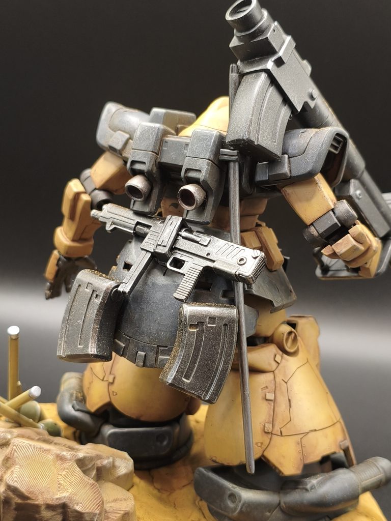 背面から。スネに追加したパネルラインがお気に入りです。