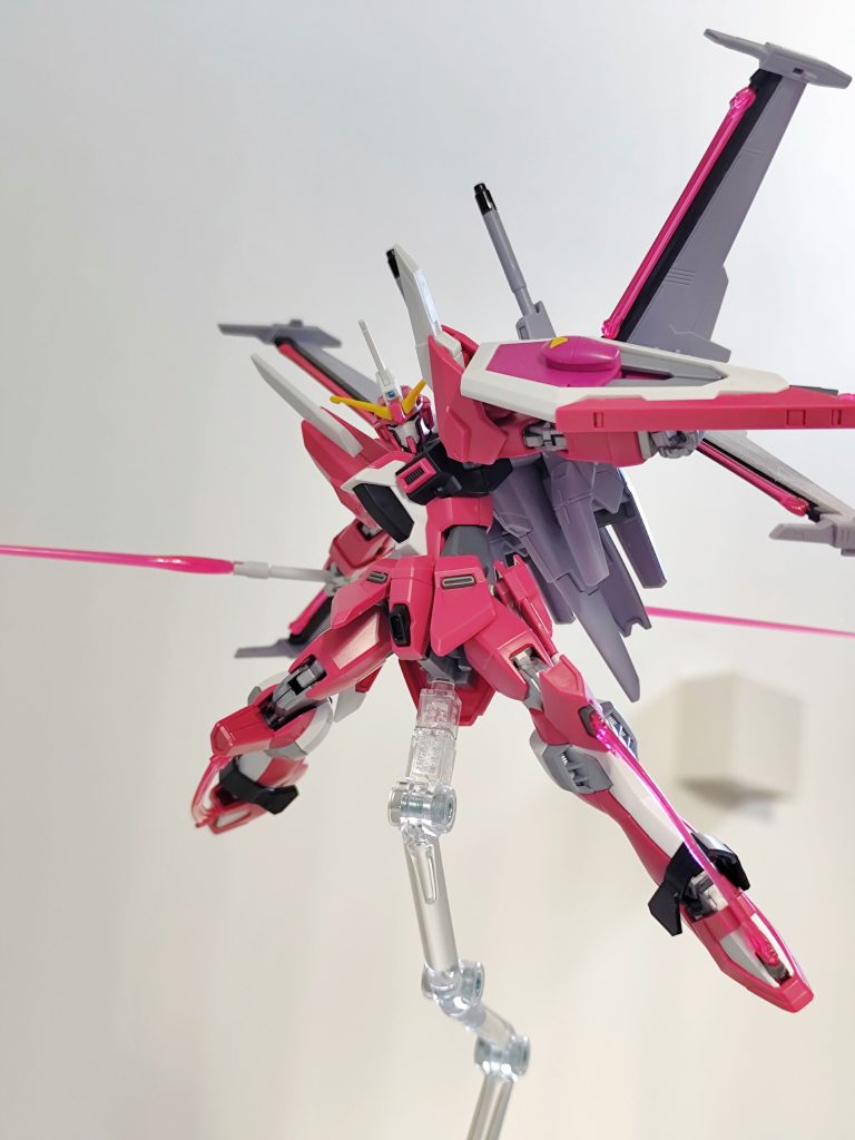 色合い、可動ともに素晴らしい出来です。また、サーベル系の武装が多いので、クリアパーツも多く、とても綺麗です。