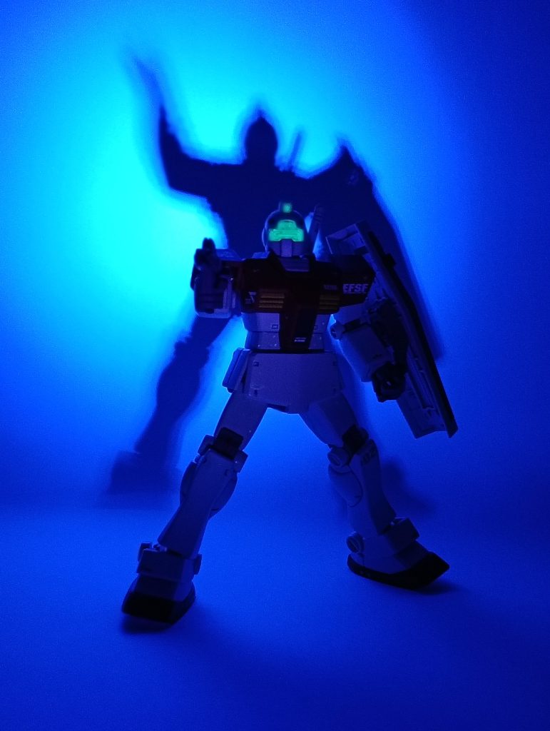 頭部カメラ・バイザーは蛍光グリーンで塗装しているので、UVライトで発光します!