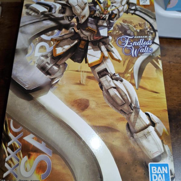 先日から始めたMGサンドロックEWのカトルの筆塗りが終わった〜。説明書の写真をもとに塗装したけど大変だった〜。大分と見える感じにはできたかな😀前に作ったシェンロンの五飛よりも難しいかったが、久々に満足いく作業をした感じだった♪（2枚目）