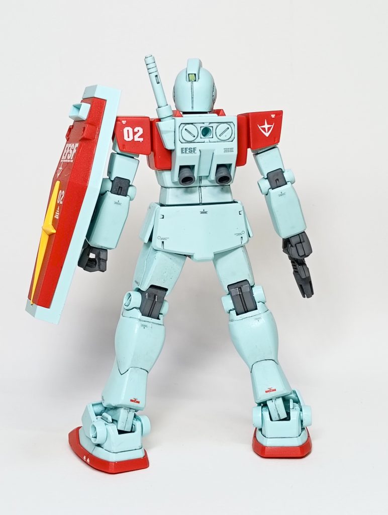 合わせ目消し→全塗装→スミ入れ→水転写デカール→つや消しトップコートで仕上げました。ちなみに使用カラーは、白色→MSホワイト・赤色→キャラクターレッド・黄色→MSイエロー・グレー→ニュートラルグレーです。