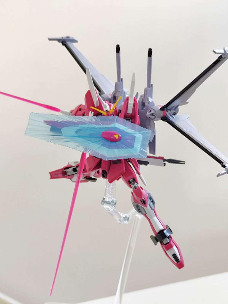 ビームキャリーシールドはクリアパーツにて、展開できます。サーベル系とはまた違う意味で綺麗なクリアパーツです。