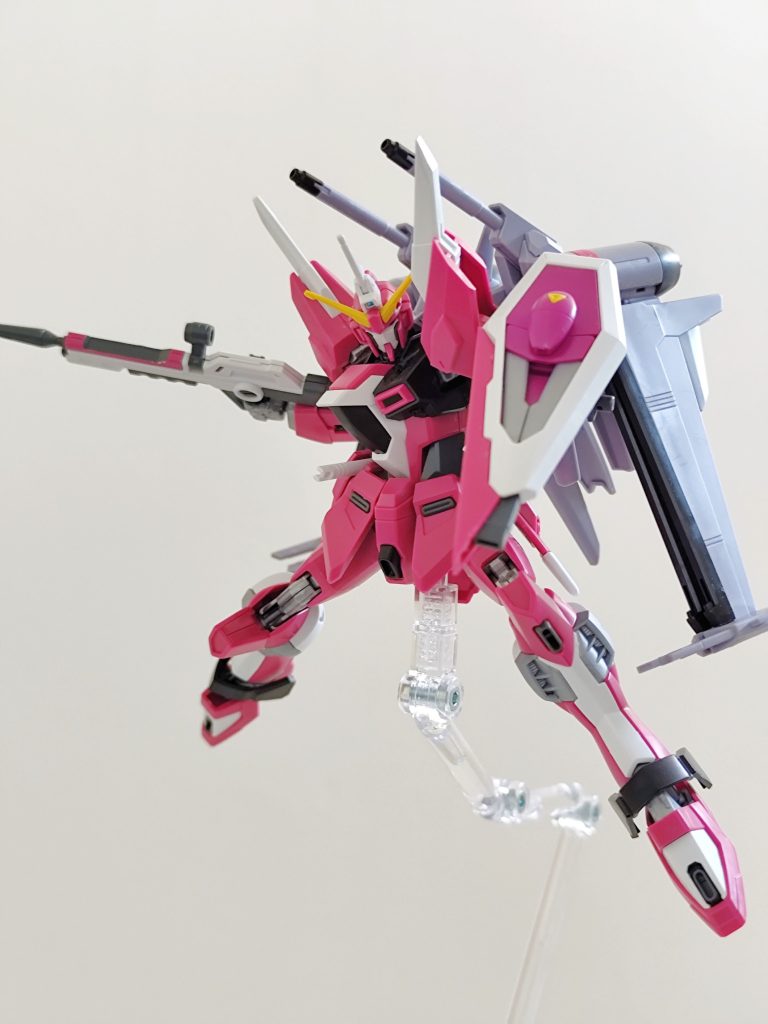 背中で合体している、フォランテスにも、折りたためたり、ビーム展開したりといろいろなギミックがあります。これはこれでまとまったデザインで良いですね。