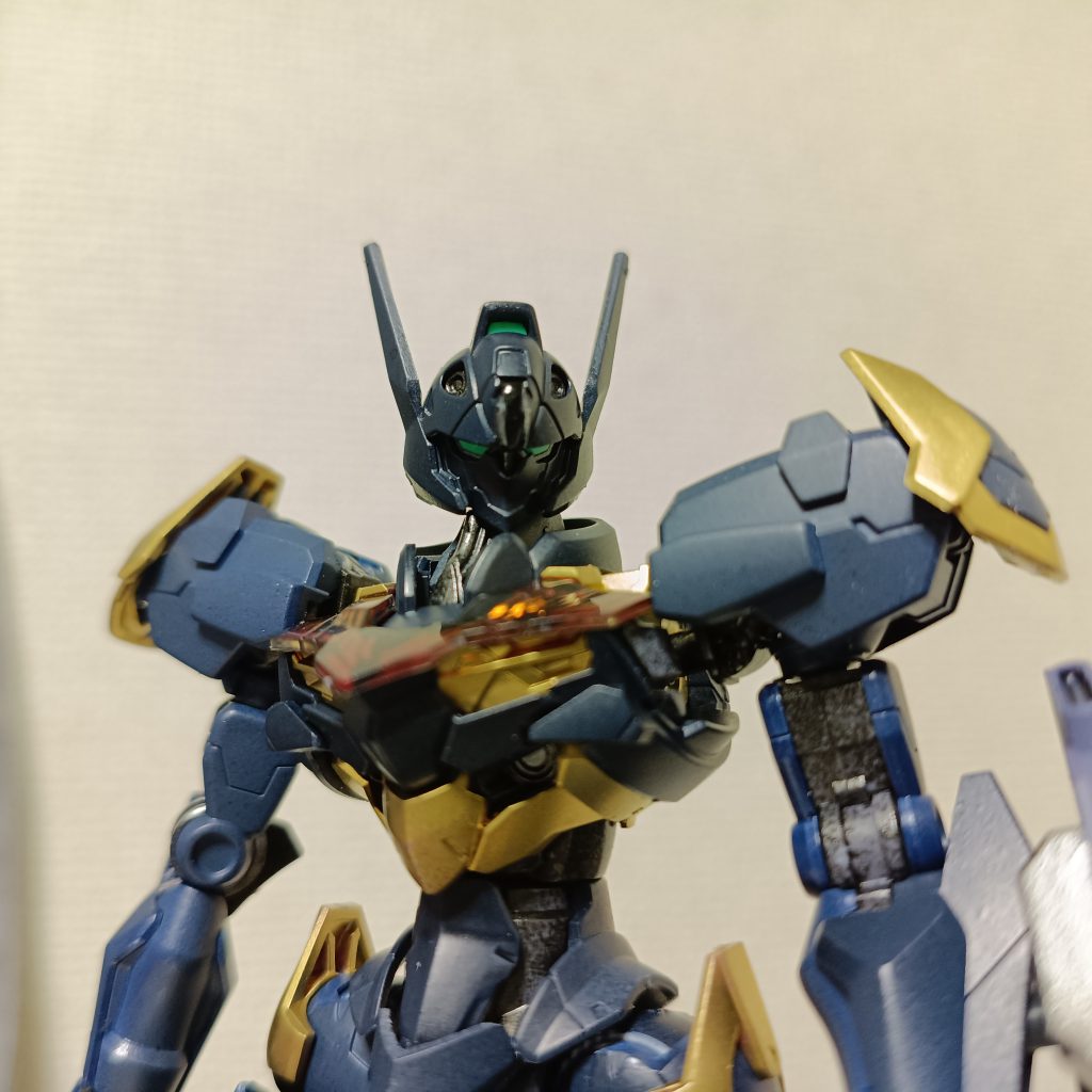 紺と金の組み合わせは騎士っぽくなりますね(gandam-hand1)