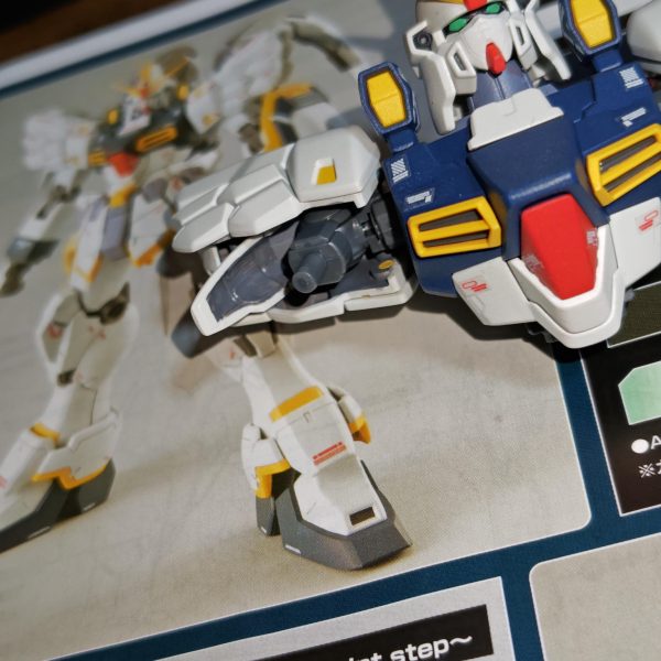 MGガンダムサンドロックEWの胸部より上まで完成。ガンダムマーカーエアブラシと筆塗りで全塗装。肩アーマー内はグレーに塗装してみた。コックピットの力入れて塗装したカトル君がわかりにくい😅（2枚目）