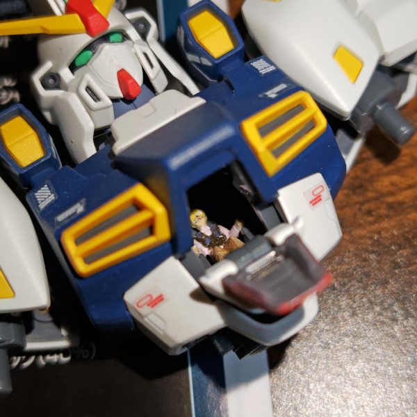 MGガンダムサンドロックEWの胸部より上まで完成。ガンダムマーカーエアブラシと筆塗りで全塗装。肩アーマー内はグレーに塗装してみた。コックピットの力入れて塗装したカトル君がわかりにくい😅（3枚目）