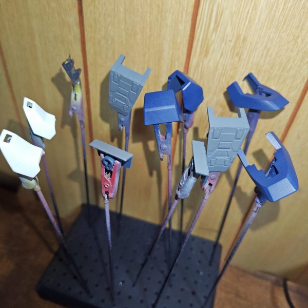 上半身の完成。デカール貼ってつや消し仕様にしてます。ガンダムデカールが始めてで少し難しかった。明日から下半身の製作。（2枚目）