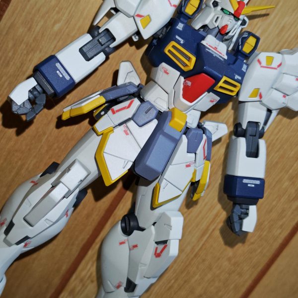 MGガンダムサンドロックEWの本体の組み立て全般終了。デカールがところどころズレて貼ってしまっているが悪くない感じ♪後は武装とバックパック♪&nbsp;（2枚目）