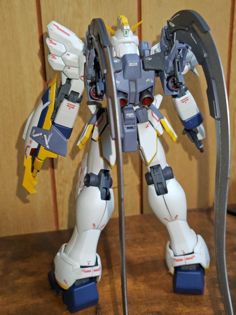 後ろ姿。バーニアはメタリック系塗料で塗装して、ショーテルの刃はメッキシルバーで塗装。