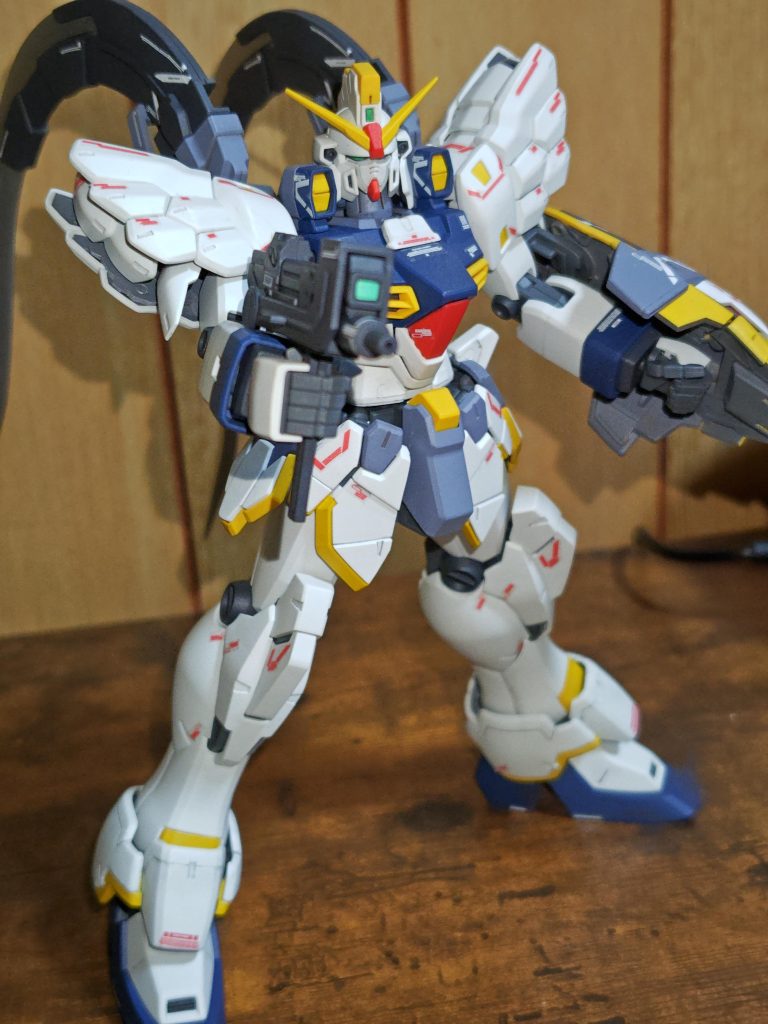 ビームマシンガンを構えて。シールド裏はグレーで塗装してます。